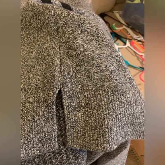 LIKE NEW GAP Women’s Grey Black Long Sleeve Sweater w/Aztec Design l Size: Large - Picture 4 of 5